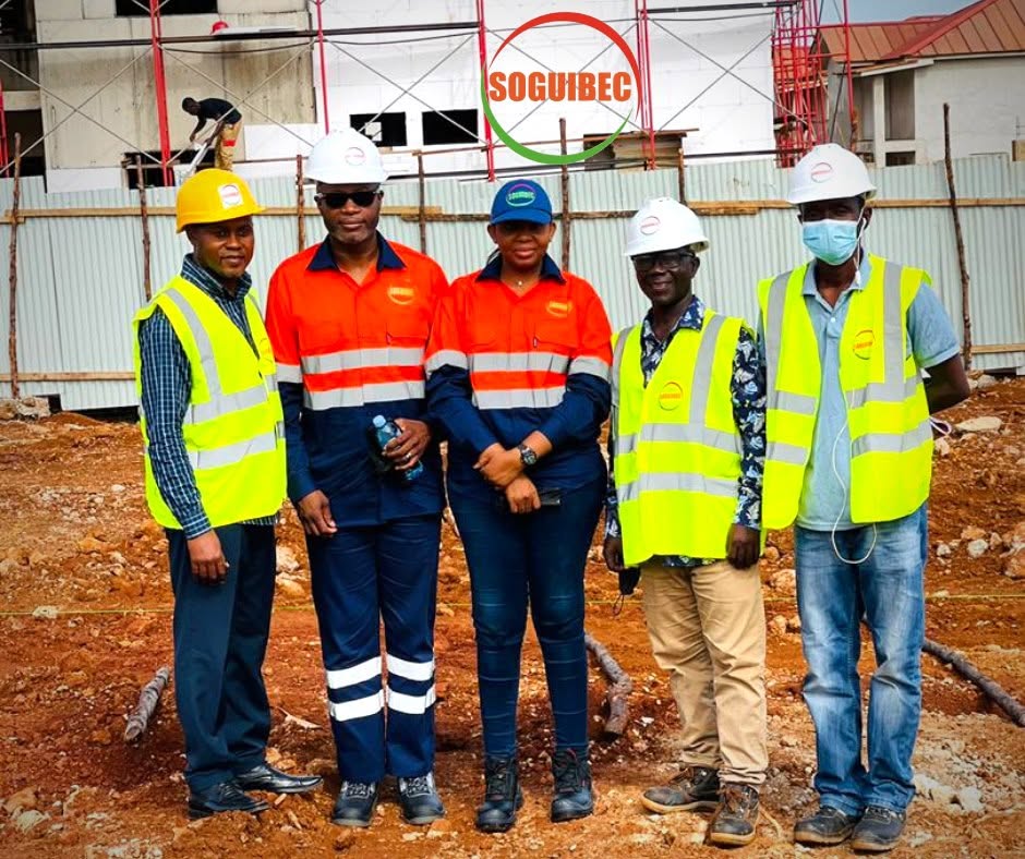 Équipe de la SOGUIBEC en équipements de protection sur un chantier de bâtiment