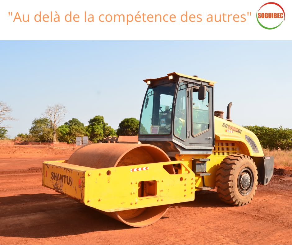 Compacteur à rouleau de la SOGUIBEC sur un chantier de terrassement