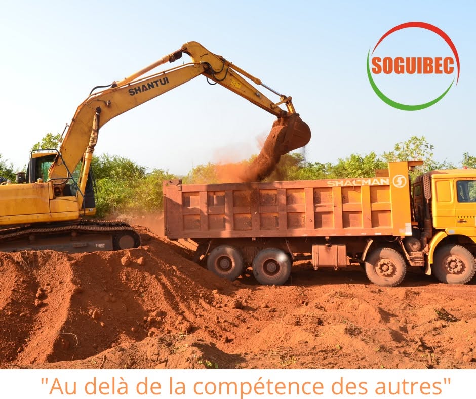 Excavatrice Shantui de la SOGUIBEC chargeant un camion-benne Shacman sur un chantier