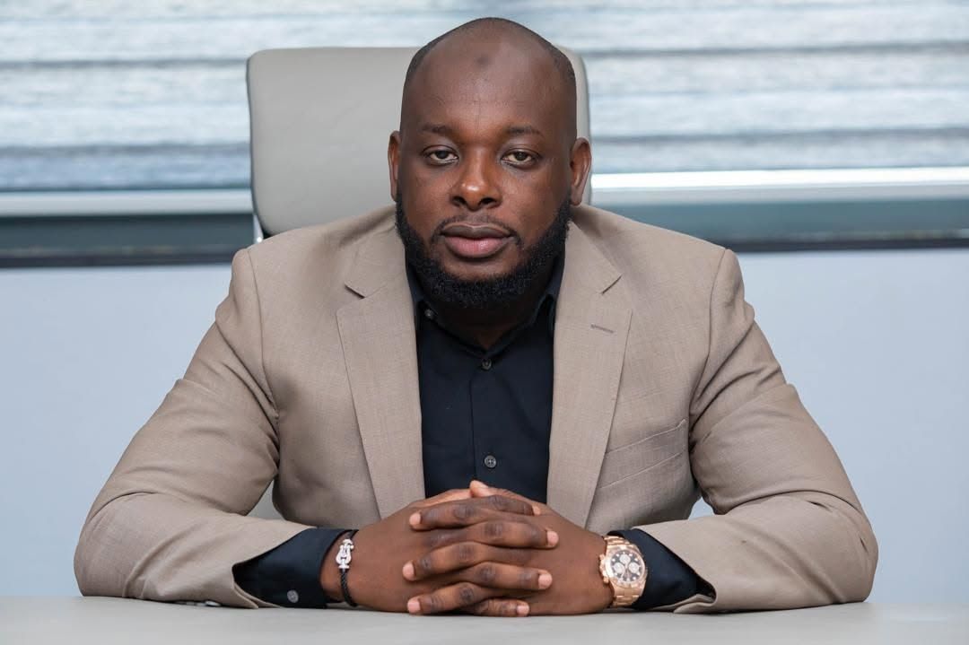 Portrait officiel de Bakary DIABY, Président-Directeur Général de la SOGUIBEC S.A., à son bureau